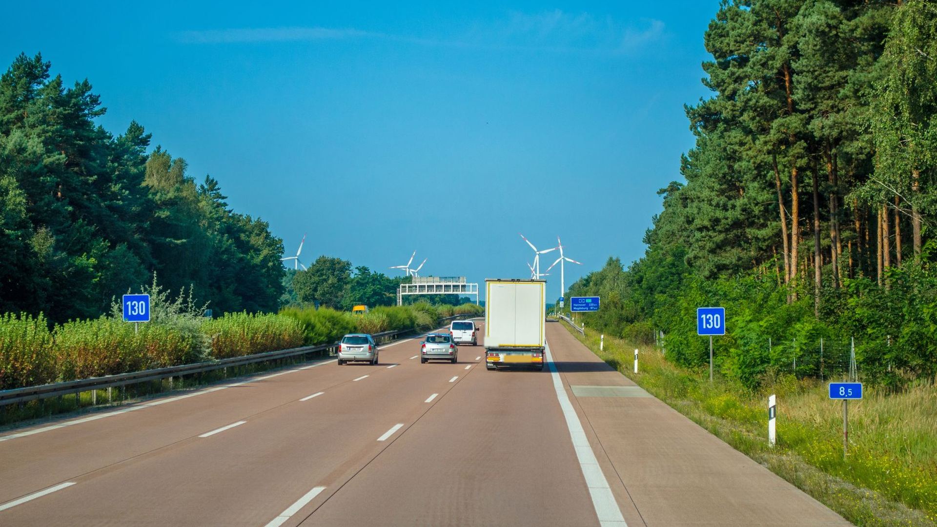 Weißer LKW auf der A2 Richtung Hannover und Magdeburg
