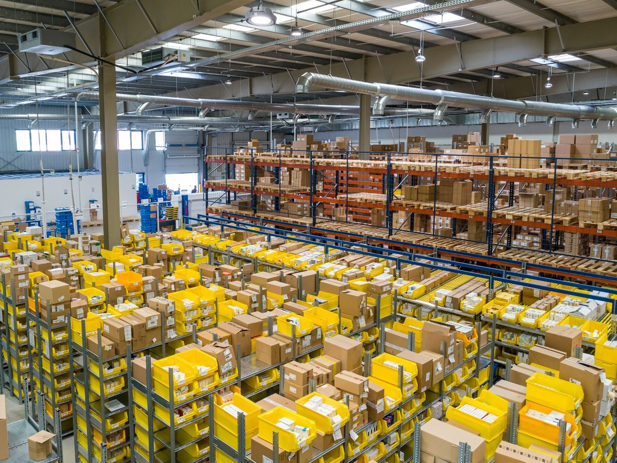 Blick in die Lagerhalle mit kommissionierter Ware