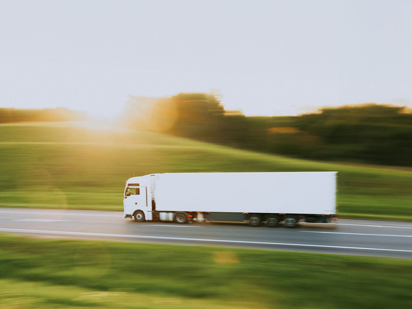 Weißer Sattelzug unterwegs im Fernverkehr